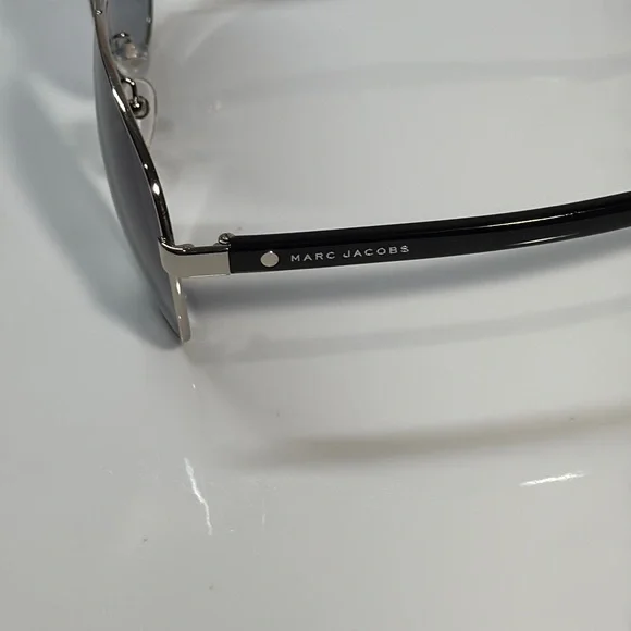Marc Jacobs Silver Frame Sunglasses with Black Gradient Lenses Marc Jacobs Silver and Black Sunglasses with Aviator Style  main image 4